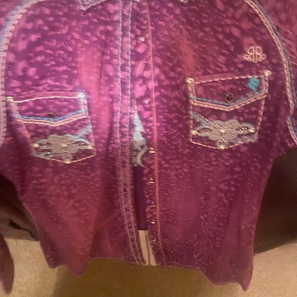 Roar button up